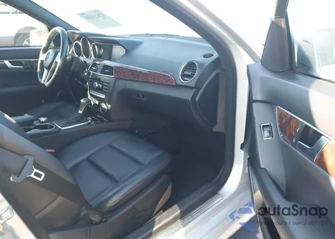 2012 Mercedes-Benz C 250 Luxury/Sport z USA, uszkodzony, nr VIN WDDGF4HB9CA601941